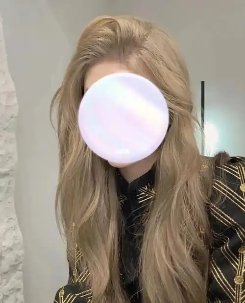 夏季显白发色推荐温柔奶茶色