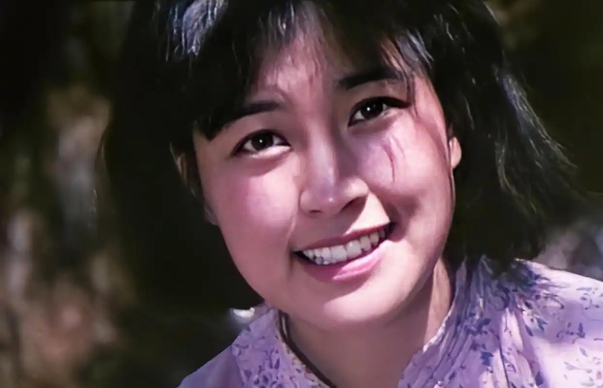 照片c位的唐国强与2位"小花"妹妹友谊地久天长!