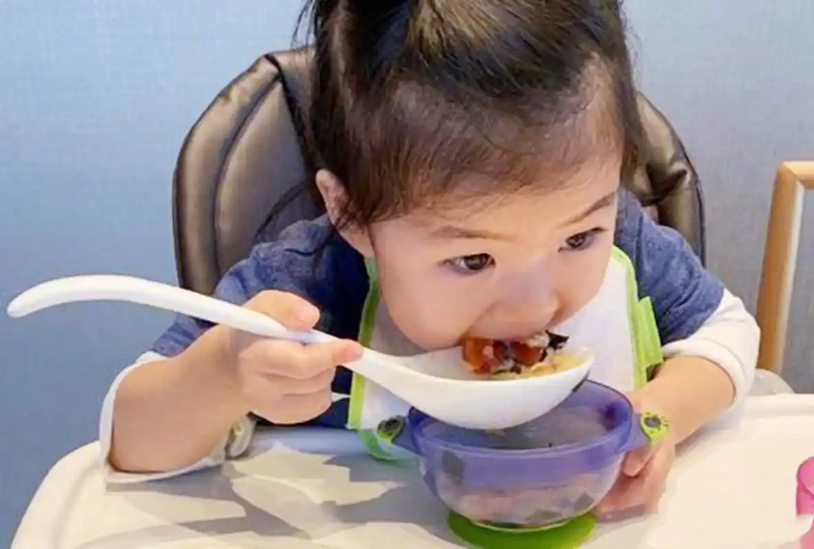 事实上肉类完全不用等到这个时候,提早让孩子吃肉更有助于大脑的发育