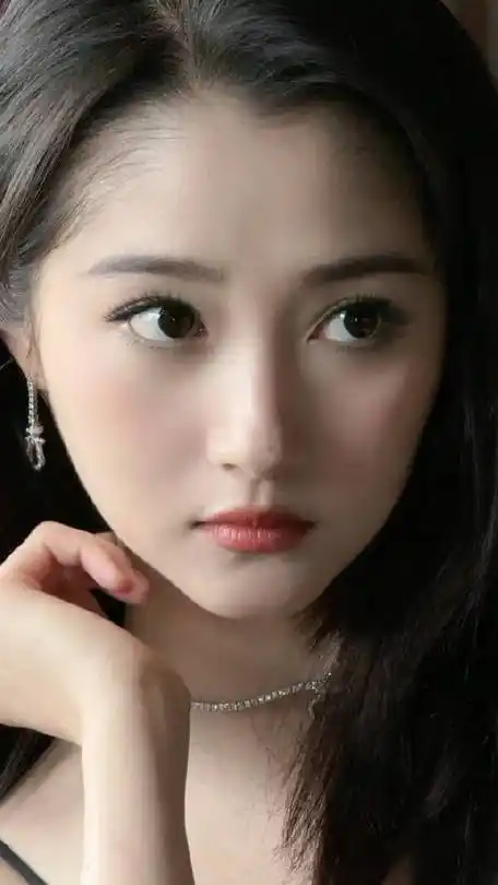 春楠关晓彤 水泥灰doll感妆08 身穿黑色绸缎长礼服,今天是"冷都女"