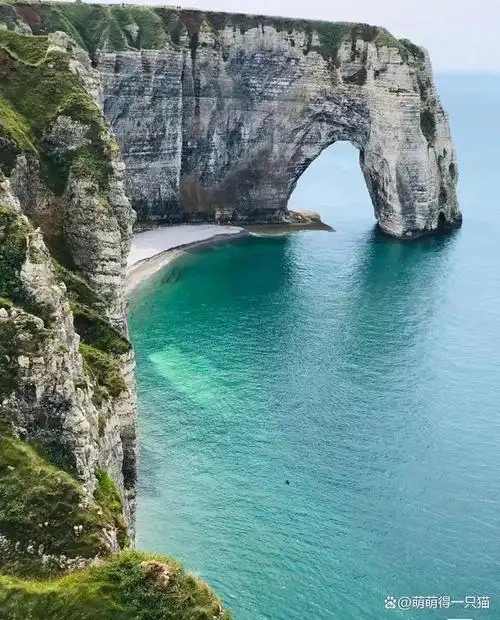 这里有壮丽的喀斯特地貌,清澈的漓江,奇特的阳朔山水等美景,吸引了无