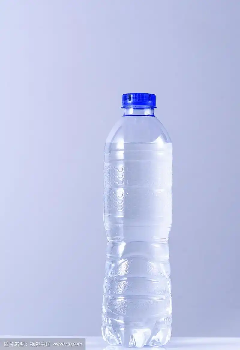纯色背景的矿泉水
