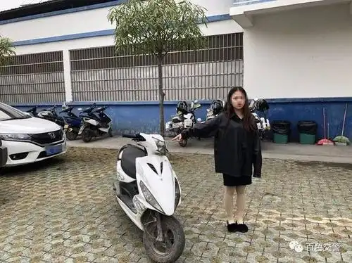 百色18岁美女贪图方便冒险驾驶"鬼火",被查竟不知涉嫌违法.