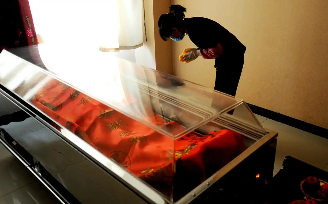 作为一名年轻的入殓师,她不仅仅是在履行职责,更是在普及殡葬知识.