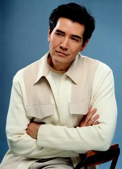 费翔晒圣诞自拍照庆祝自己62岁生日网友直呼太年轻