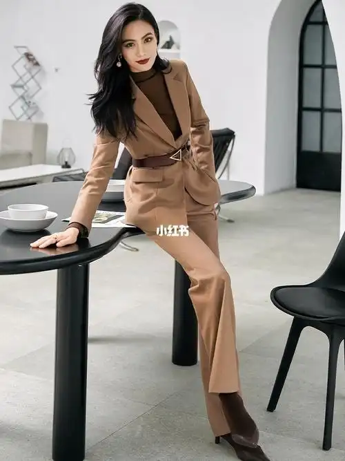 简约通勤穿搭卡其色西装套装穿搭