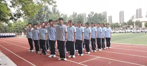 郑州市管城区第三中学举行军训会操