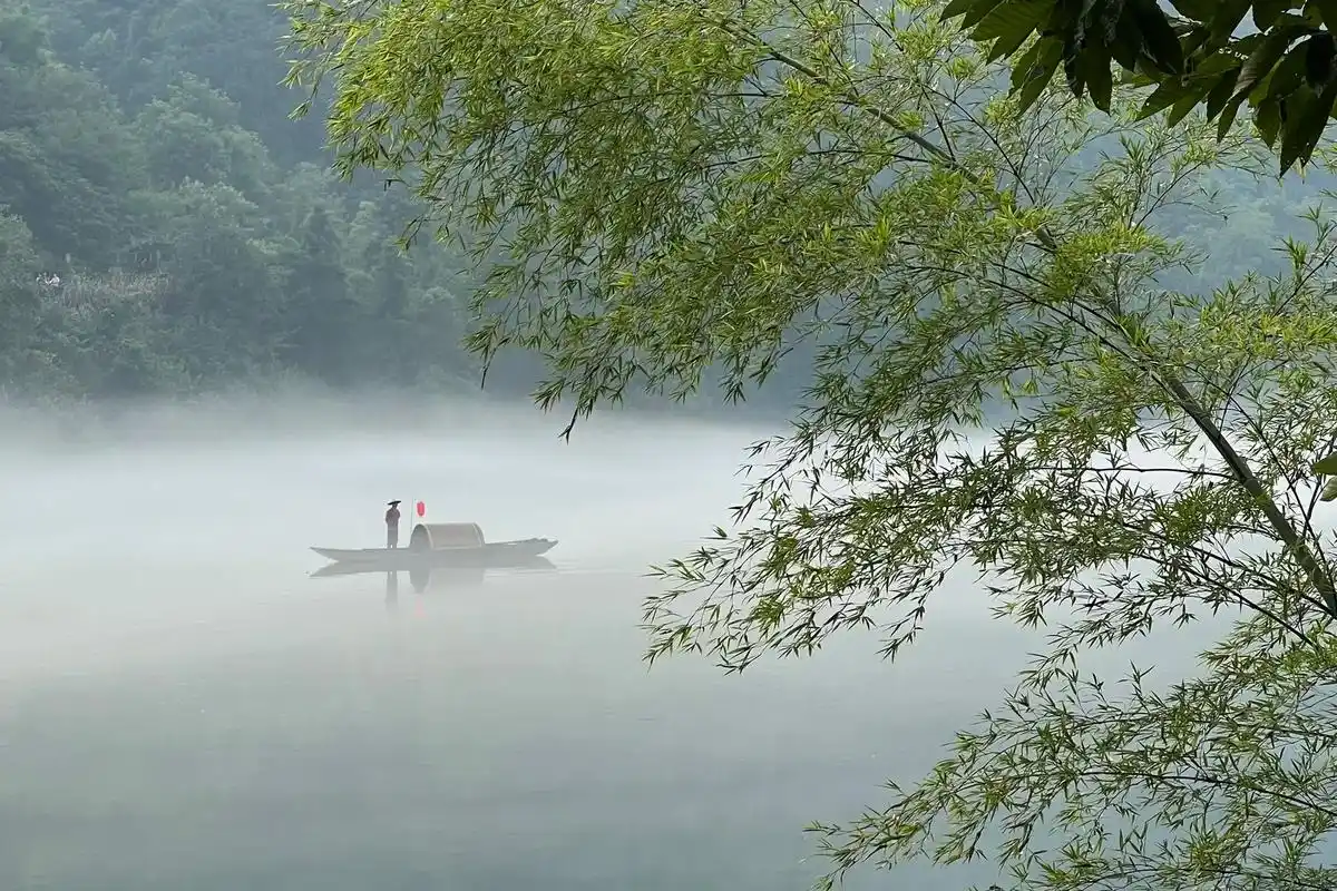 雾漫东江湖.一叶轻舟去 人隔万重山#云雾缭绕人间仙境 - 抖音