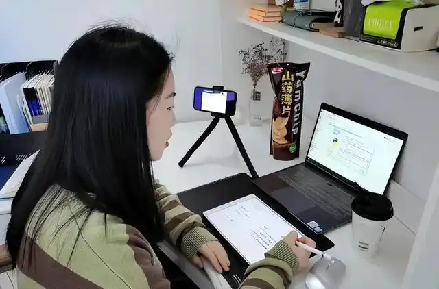 河南一老师走红!在没人的教室站着给学生上网课,网友:值得尊重