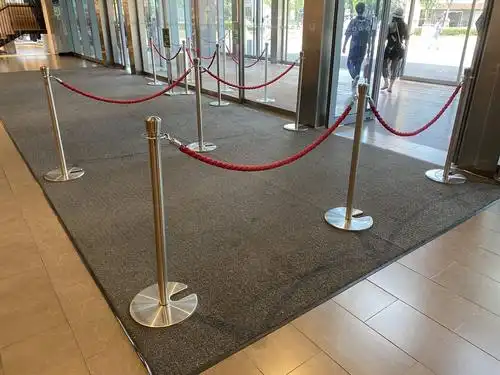 又担心护栏影响整体形象,可以考虑选择礼宾杆哦,即大气美观又能维持