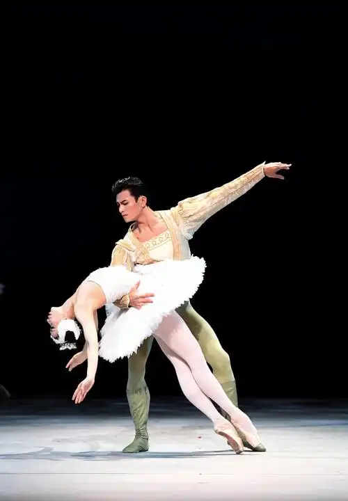 香港芭蕾舞团《天鹅湖》踏入第二周