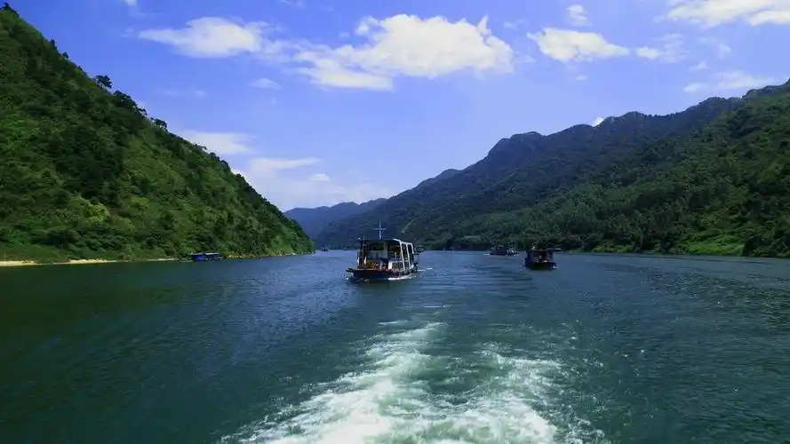 data-lemmaid="907691">清远 /a>,不能不游北江小三峡;游小三峡,则不