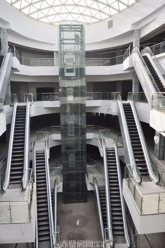 商场内街的扶梯和直梯已安装完毕,电梯正在调试中