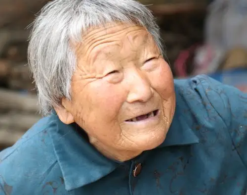 《大荔老人笑开颜》老人们说:乡村美丽了,儿女孝顺了,日子滋润了,不笑