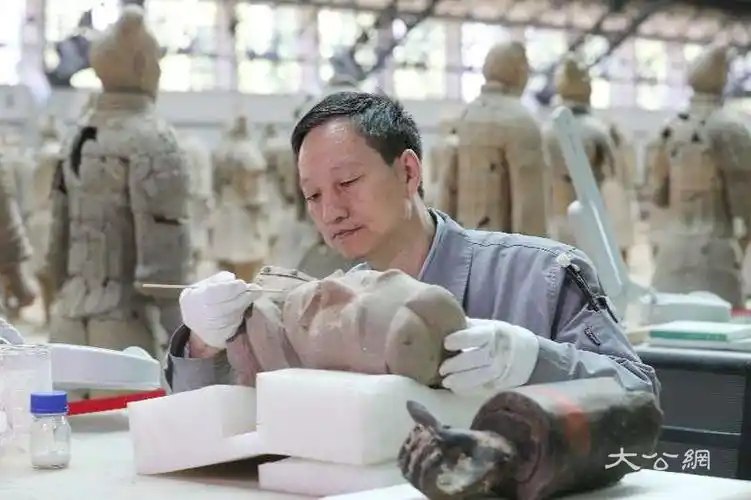 据悉,在上述两个项目中,科研团队在陶质彩绘文物修复室和现场粘接