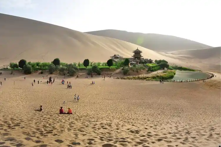 月牙泉是沙漠中泛起的一片绿舟,那一弯湖水在大漠中呼吸着沙漠的热情