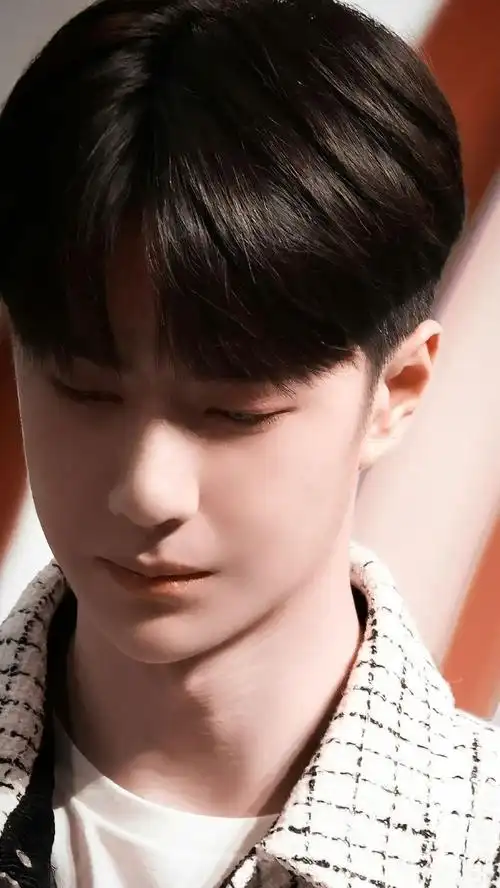 的王一博,三岁真的不能再多了,剪了短发之后的博宝显得是更加的软萌