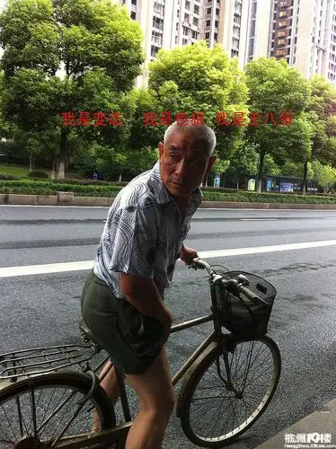 观音塘附近车站,猥琐色老头露体,你敢露我就敢曝光(图)