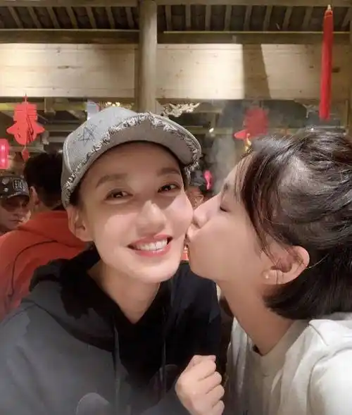 佟丽娅晒与好友高露同框照,闺蜜相聚搞怪不断_友谊_照片_娱乐