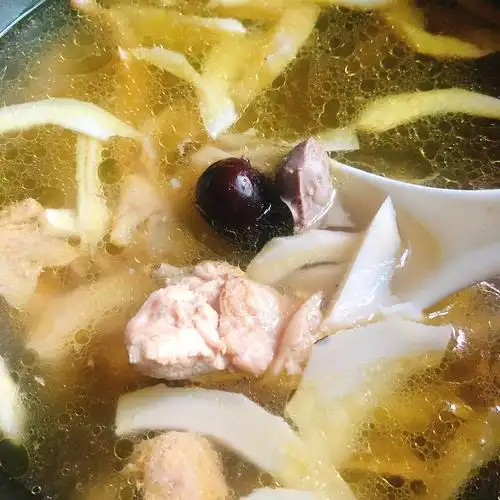 椰子🥥炖鸡🐔不需要多余的调料,鸡🐔本身的鲜味和椰子🥥的清