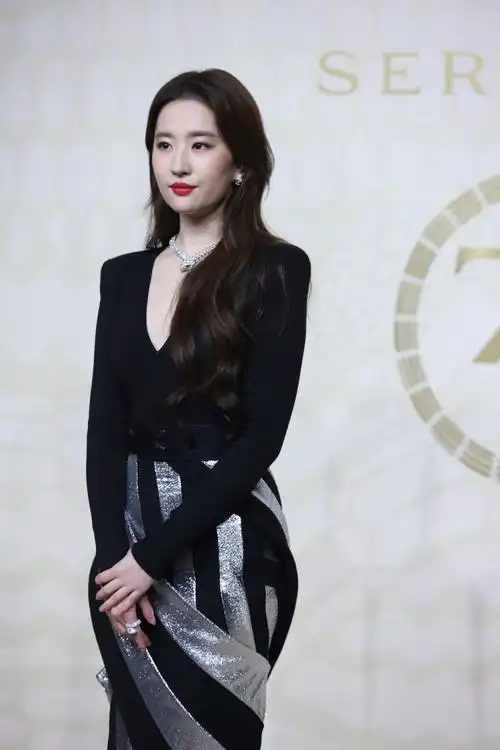 刘亦菲拼色深v礼服尽显高贵 杨洋气质矜贵范丞丞帅气十足