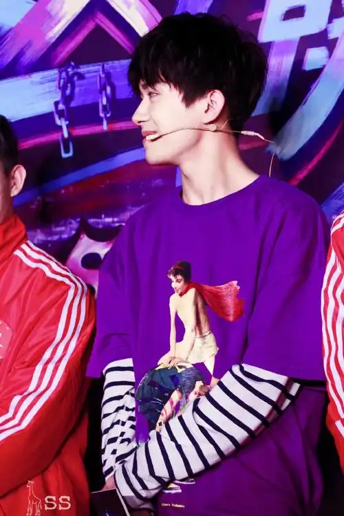 易烊千玺超话#易烊千玺电影小小的我#    分享一组紫色的易烊千玺