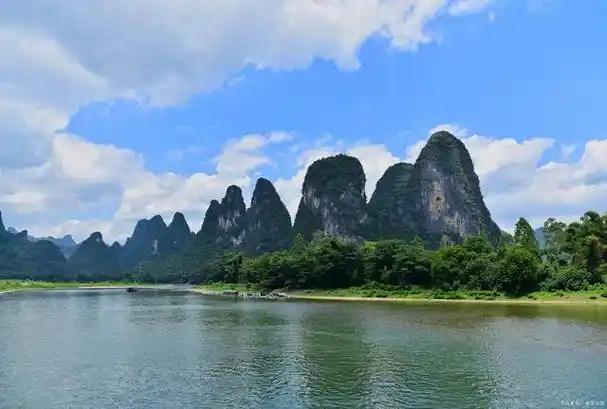 漓江是中国最美的河流之一,被誉为"漓江山水甲天下".