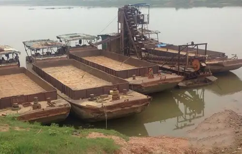 停靠在江边的采砂船