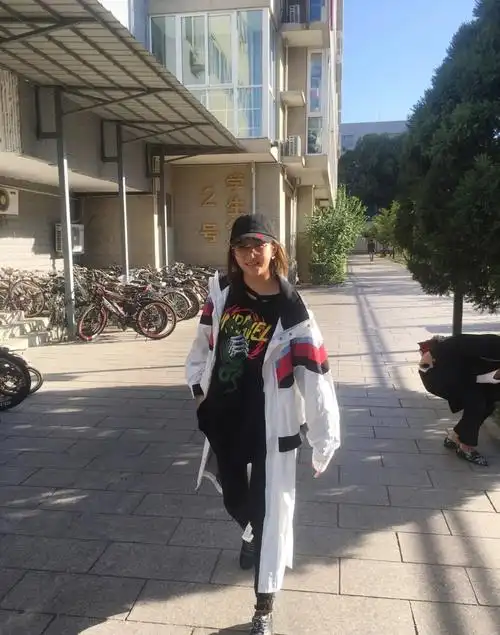 关晓彤回北电上课 一路与同学有说有笑