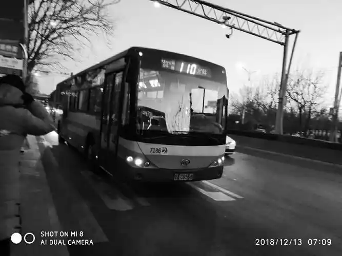 就在昨天北京公共交通的车型中的京通客车,在运通104路公交车路线上走