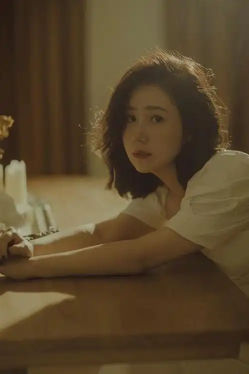 马丁生日写真释出着小白裙尽显优雅浪漫