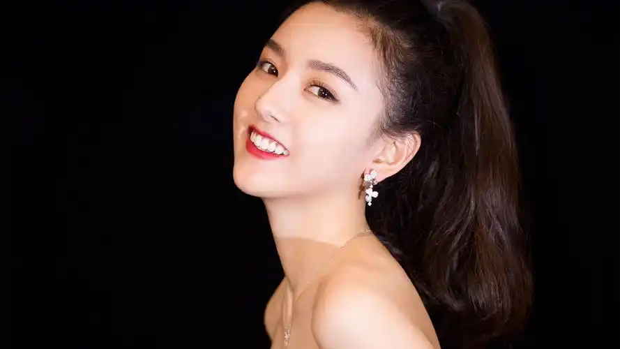 乖巧漂亮的美女明星宋祖儿桌面壁纸第3张