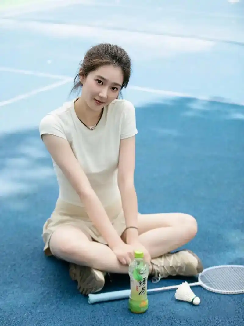 打羽毛球的女孩子真好看!#上热门 #羽毛球 #王小羽 # - 抖音