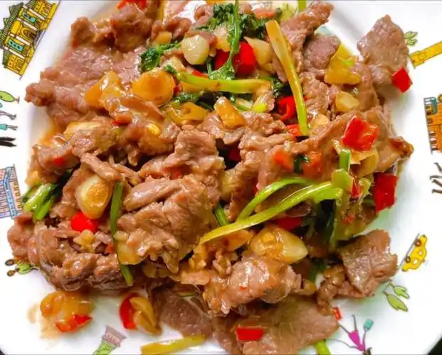 香辣嫩滑的野山椒炒牛肉开胃又下饭绝对酸辣过瘾好吃到舔盘