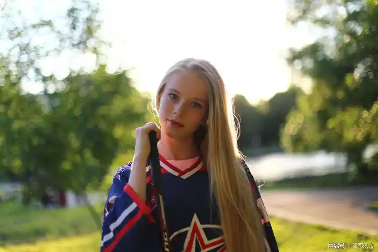 17岁的卓娅就读于俄罗斯莫斯科某高中,是学校公认的校花,还是校彬球