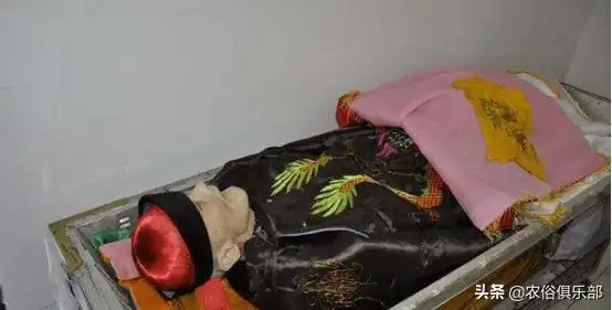 在农村家属给逝者穿寿衣时为何最外层要反着穿还不能露出手