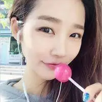 女生吃棒棒糖头像_微信头像图片大全