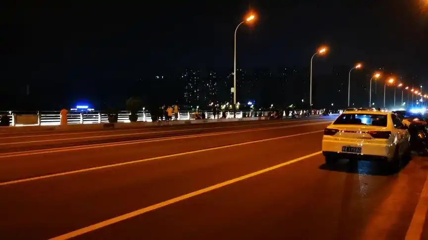 下班回家的夜景很美,路灯很亮,才理解那句:目光所及,皆是回忆