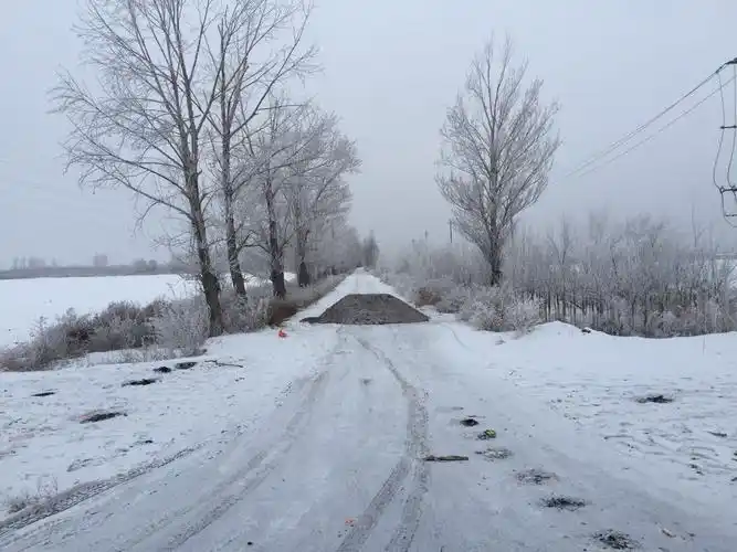 这个小路口也用土堵上了.