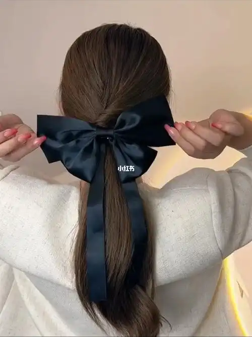 春天扎个低马尾搭配大蝴蝶结发夹也太好看了!