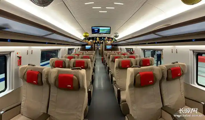 智能列车中的一等座车厢.长城网记者 张艺萌 摄