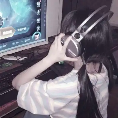 电竞女生头像高清萝莉戴耳机正在打游戏的电竞女头像