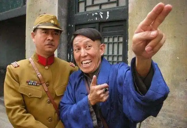 汉奸指认八路军,旁边老汉一瞪眼,汉奸赶紧改口:太君我记错了