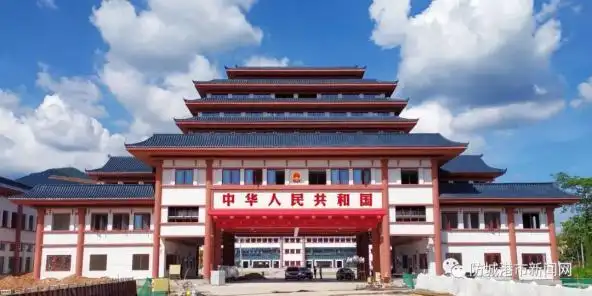 新建成的峒中口岸国门楼.