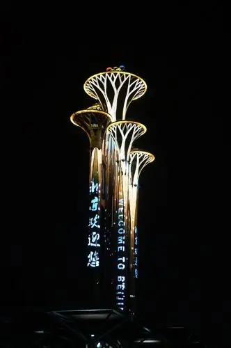 奥林匹克塔上显示着"北京欢迎您"的字样.