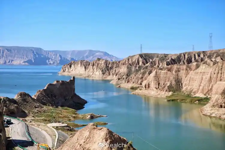 黄河上游,碧蓝如玉,美如盗墓小说中的场景