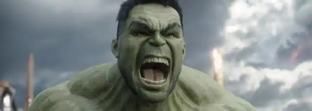 13.《雷神3》里,浩克变回班纳时,衣不蔽体,只好临时穿了妮妮的衣服.