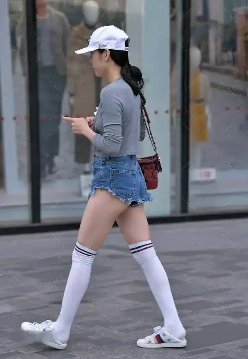 原创灰色针织衫配深蓝色短裤加上长筒袜的需求让美女充满了活力