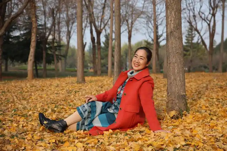 初冬的景美人更美