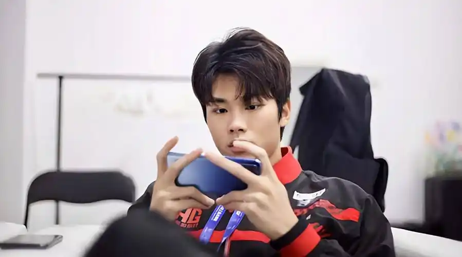 ag超玩会的"边缘人"麟羽轩,从王者到自暴自弃,只用了半个赛季_月光